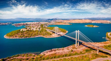 High Bridge Evripos 'un panoramik yaz manzarası. Chalcis, Yunanistan 'ın inanılmaz şehir manzarası. Ege Denizi 'nin parlak deniz manzarası, Kuzey Euboean Körfezi. Seyahat konsepti arka planı.
