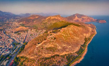 Palamidi Kalesi 'nin uçan insansız hava aracının görüntüsü. Peloponnese yarımadasının muhteşem akşam manzarası, Yunanistan, Avrupa. Nafplion şehrinin muhteşem yaz manzarası. Seyahat konsepti arka planı