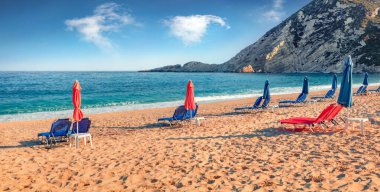 Yaz sabahında boş Petani Sahili. Cephalonia Adası, Yunanistan, Avrupa 'nın harika yaz manzarası. Akdeniz 'in parlak deniz manzarası. İyon Adalarının resimli görüntüsü.