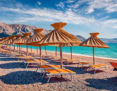 Güzel bir tatil yeri manzarası. Baska Sahili 'nin güneşli sabah sahnesi. Adriyatik denizi, Baska kasabası, Krk adası, Kvarner Körfezi takımadaları, Hırvatistan ve Avrupa 'nın sevimli deniz manzarası. 