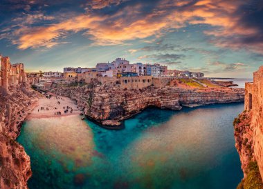 Avrupa 'nın antik şehirlerine zarar vermek. Polignano 'nun inanılmaz bahar şehri Mare kasabası, Puglia bölgesi, İtalya, Avrupa. Adriyatik Denizi 'nin büyüleyici deniz manzarası. Seyahat konsepti arka planı.