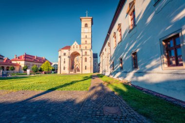 Avrupa 'nın antik şehirlerine zarar vermek. Roma-Katolik Katedrali Aziz Michael 'ın muhteşem sabah manzarası, Alba Carolina Kalesi, Transilvanya, Alba Iulia kenti, Romanya' daki güçlendirilmiş kiliseler.