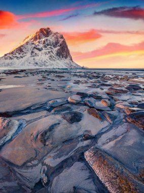 Vastvagoy, Haukland Sahili 'nin büyüleyici bahar manzarası. Lofoten Adası, Norveç, Avrupa 'nın muhteşem sabah manzarası. Norveç denizinin mükemmel deniz manzarası. Doğa konseptinin güzelliği.