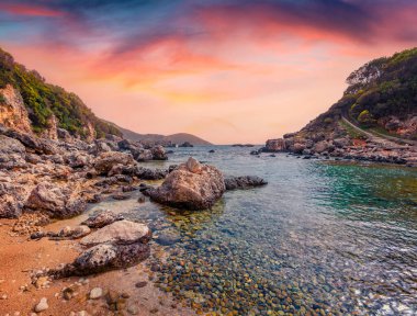 Limni Beach Glyko 'da cazip bir bahar gündoğumu. İyon Denizi 'nin muhteşem sabah deniz manzarası. Korfu adası, Yunanistan, Avrupa 'nın muhteşem dış manzarası. Doğa konseptinin güzelliği. 