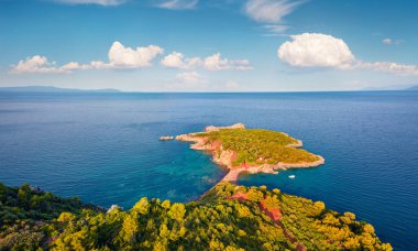 Saint Basil Sahili, Nileas, Yunanistan, Avrupa 'nın sabah manzarası. Euboea adasının taze yeşil manzarası. Aegian Denizi 'nin parlak yaz deniz manzarası. Doğa konseptinin güzelliği