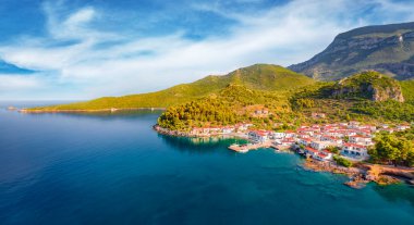 Paralia köyünün insansız hava aracı görüntüsü. Peloponese yarımadası, Yunanistan, Avrupa 'nın renkli açık hava manzarası. Myrtoan Denizi 'nin resimli deniz manzarası. Seyahat konsepti arka planı.