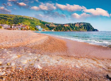 Himare 'nin heyecanlı sabah manzarası. Adriyatik Denizi 'nin muhteşem bahar deniz manzarası. Arnavutluk, Avrupa 'nın muhteşem açık hava manzarası. Seyahat konsepti arka planı.