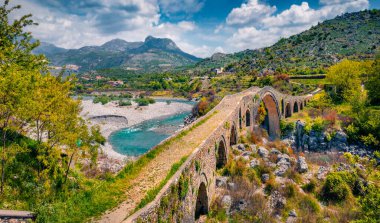 Old Mes Köprüsü 'nün çekici bahar manzarası. Shkoder 'in görkemli sabah manzarası. Arnavutluk, Avrupa 'nın muhteşem açık hava manzarası. Seyahat konsepti arka planı.