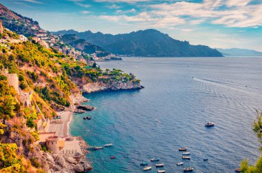 Avrupa 'nın güneybatısında Campania bölgesinde bulunan Salerno ili, Conca dei Marini kasabasının havacılık yaz şehri. Sevimli Akdeniz manzarası. Seyahat konsepti arka planı