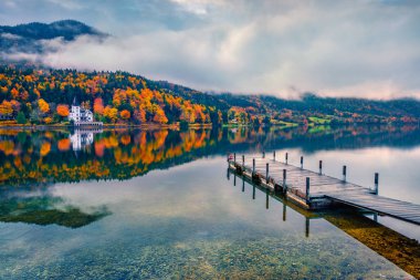 Güzel sonbahar manzarası. Grundlsee Gölü 'nün muhteşem sabah manzarası. Brauhof köyünün göz kamaştırıcı sonbahar sahnesi, Avusturya, Avrupa 'nın Styria bakışı. Seyahat konsepti arka planı. 