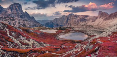 Güzel sonbahar manzarası. Kayalık Dağ Vadisi 'nde renkli bir gün doğumu. Laghi del Piani gölleri, Dolomiti Alpleri, İtalya ve Avrupa ile Tre Cime di Lavaredo Ulusal Parkı 'nın muhteşem sabah sahnesi. 