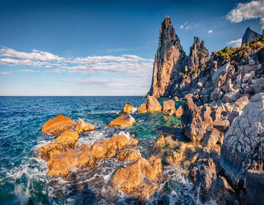 Tarihi eser Pedra Longa 'nın büyüleyici yaz manzarası. Sardunya Adası, İtalya, Avrupa 'nın muhteşem sabah manzarası. Fevkalade Akdeniz manzarası. Doğa konseptinin güzelliği.
