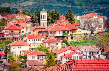 Ohri şehrinin cazibeli bahar manzarası. Kuzey Makedonya, Avrupa 'daki Ohri Gölü' nün etkileyici bir sabah sahnesi. Seyahat konsepti arka planı.