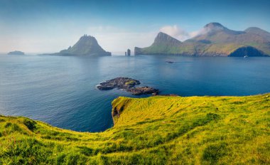 Faroe Adaları 'nın muhteşem yaz manzarası. Tindholmur uçurumlarının muhteşem sabah manzarası. Vagar Adası, Danimarka, Avrupa 'nın resimli sabah manzarası. Doğa konseptinin güzelliği