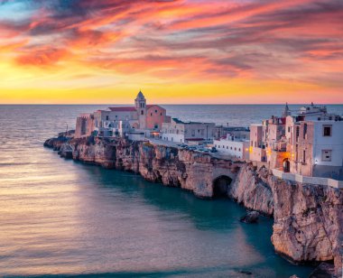 Güzel deniz manzarası. Vieste 'nin muhteşem şehir manzarası - Gargano Ulusal Parkı' nın kıyı kasabası, İtalya, Avrupa. Adriyatik Denizi 'nde muhteşem bir yaz günbatımı. Seyahat konsepti arka planı.
