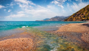Küçük nehri olan Buneci Sahili 'nin harika bahar manzarası. Adriyatik Denizi 'nin sakin sabah manzarası. Arnavutluk, Avrupa 'nın muhteşem bahar manzarası. Seyahat konsepti arka planı.