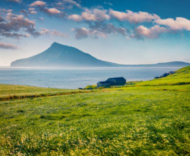 Sydradalur köyünün tipik çim çatılı evleriyle muhteşem bir yaz manzarası. Streymoy Adası, Faroe, Danimarka, Avrupa 'nın etkileyici sabah manzarası. Seyahat konsepti arka planı.