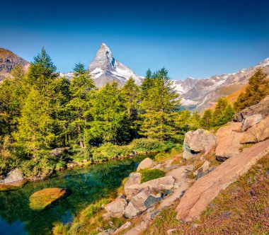 Grindjisee gölünde fantastik bir yaz sabahı. Matterhorn (Monte Cervino, Mont Cervin) zirvesi, İsviçre Alpleri, Zermatt konumu, Valais kantonu, İsviçre, Avrupa. 