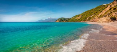 Sonsuz ufku olan Lukove sahilinin panoramik sabah manzarası. Adriyatik Denizi 'nin tatlı bahar deniz manzarası. Arnavutluk, Avrupa 'nın çekici açık hava manzarası. Doğa konseptinin güzelliği.