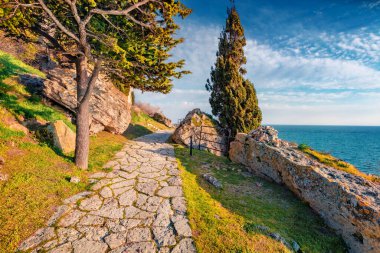Kaliakra pelerininin büyüleyici sabah manzarası. Bulgaristan ve Avrupa 'nın muhteşem manzarası. Karadeniz 'in muhteşem ilkbahar deniz manzarası. Seyahat konsepti arka planı.
