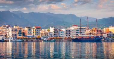 Eski bir gemiyle Kalamata limanının güneşli sabah manzarası. İyon Denizi 'nin muhteşem deniz manzarası. Mora Yarımadası, Yunanistan ve Avrupa 'nın açık hava manzarası. 