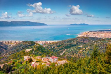 Kanines Kalesi 'nden Vlore şehrinin havadan ilkbahar manzarası. Adriyatik Denizi 'nin etkileyici sabah manzarası. Arnavutluk, Avrupa 'nın muhteşem dış manzarası. Seyahat konsepti arka planı