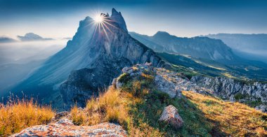 Güzel bir yaz manzarası. Furchetta zirvesini hayret verici bir sabah manzarası. Funes Valley 'in çekici yaz sahnesi. Puez Odle Ulusal Parkı, Dolomite Alpleri, İtalya, Avrupa manzarası.