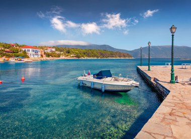 Güzel bir yaz manzarası. Fiskardo limanında boş bir iskele. İyon Denizi 'nin büyüleyici sabah deniz manzarası. Kefalonia Adası, Yunanistan, Avrupa 'nın açık hava manzarası. Seyahat konsepti arka planı.
