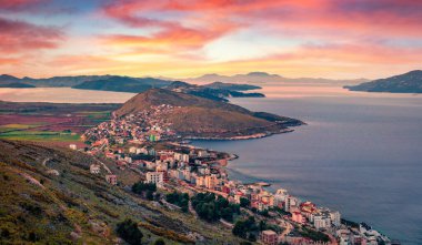 Saranda 'da muhteşem bir gün doğumu. İyon Denizi 'nin yay yayı. Arnavutluk manzarası harika, Lekursi Kalesi manzaralı. Seyahat konsepti arka planı