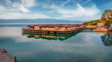 Popüler turist beldesi Bay of Bones 'un sakin bir sabah manzarası. Ohri Gölü 'nün resimli bahar manzarası. Kuzey Makedonya, Avrupa 'nın muhteşem manzarası. Seyahat konsepti arka planı
