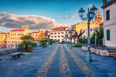 Avrupa 'nın antik şehirlerinin cazibesi. Alghero şehrinin muhteşem sabah manzarası, Sassari ili, İtalya, Avrupa. Sardunya Adası 'nın muhteşem bahar manzarası. Seyahat konsepti arka planı. 