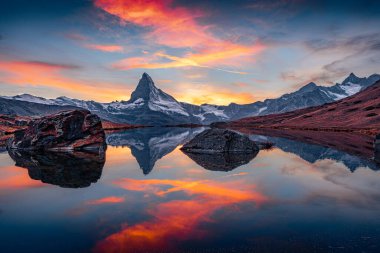 Dramatik Alpler manzarası. Arka planda Matterhorn / Cervino zirvesi olan Stellisee Gölü 'nün heyecanlı sabah manzarası. İsviçre Alpleri, Zermatt tatil köyü, İsviçre, Avrupa 'nın nefes kesici sonbahar manzarası. 