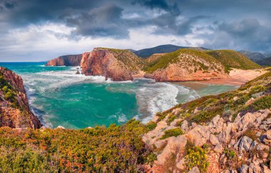 Cala Lunga 'nın harika sabah sahnesi. Sardunya, İtalya ve Avrupa 'nın resimli yaz manzarası. Canyon di Cala Domestica 'nın muhteşem manzarası. Doğa konseptinin güzelliği.