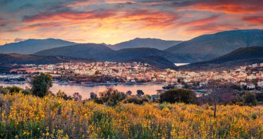 Ksamil 'de inanılmaz bir bahar gündoğumu. İyon Denizi 'nin harika sabah deniz manzarası. Arnavutluk ve Avrupa 'da çiçek açan Butrint Ulusal Parkı' nın heyecan verici manzarası.