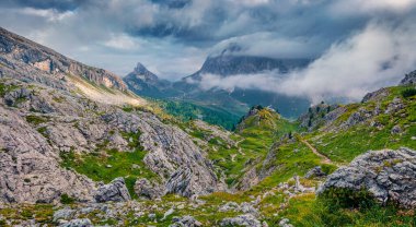 Sass de Stria zirvesinin dramatik sabah manzarası. Dolomiti Alpleri, Cortina d 'Ampezzo, Falzarego Geçidi, İtalya, Avrupa' nın göz kamaştırıcı yaz sahnesi. Doğa konseptinin güzelliği.