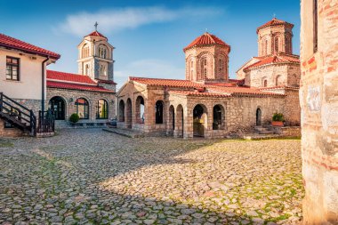 St. Naum Manastırı 'nın parlak bahar manzarası. Kuzey Makedonya, Avrupa 'nın etkileyici sabah manzarası. Seyahat konsepti arka planı