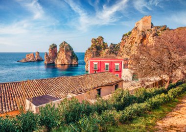 Manzara fotoğrafçılığı. Tonnara di Scopello 'nun güneşli bahar sahnesi. Sicilya, İtalya, Avrupa 'nın güneşli manzarası. Akdeniz 'in harika sabah deniz manzarası. Seyahat konsepti arka planı.