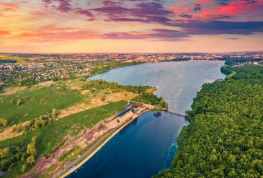 Hava manzarası fotoğrafçılığı. Ternopil Gölü 'nün uçan dronundan muhteşem bir yaz manzarası. Seret Nehri 'nde muhteşem bir yaz günbatımı. Ternopil kasabası, Ukrayna, Avrupa 'nın harika sabah manzarası.