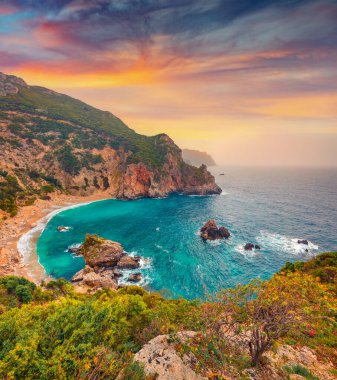 Gyali plajının havadan ilkbahar manzarası. İyon Denizi 'nin muhteşem deniz manzarası. Korfu Adası, Yunanistan ve Avrupa 'da muhteşem bir gün doğumu. Doğa konseptinin güzelliği. 