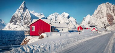 Lofoten Adaları 'ndaki Hamnoy köyünün panoramik kış manzarası. Norveç Denizi 'nin dondurucu sabah deniz manzarası. Norveç, Avrupa 'nın açık hava manzarası. Kutup dairesi üzerinde yaşam.