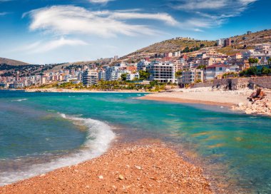 Denizde akan gök mavisi bir nehir. Saranda Limanı 'nın muhteşem ilkbahar manzarası. Parlak Ioninan deniz manzarası. Arnavutluk, Avrupa 'nın göz kamaştırıcı sabah manzarası. Seyahat konsepti arka planı.