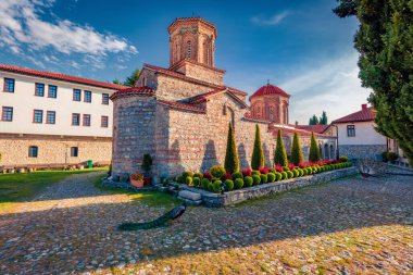 St. Naum Manastırı 'nın parlak bahar manzarası. Kuzey Makedonya, Avrupa 'nın etkileyici sabah manzarası. Seyahat konsepti arka planı.