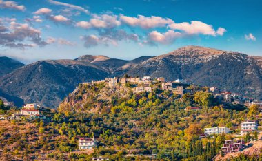 Himara Kalesi 'nin renkli bahar manzarası, Vlore. Güneşli bir sabah sahnesi, Arnavutluk, Avrupa. Seyahat konsepti geçmişi. Dağ tepelerinin görkemli manzarası.