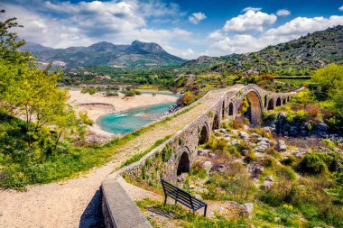 Old Mes Köprüsü 'nün muhteşem bahar manzarası. Shkoder 'in büyüleyici sabah manzarası. Arnavutluk, Avrupa 'nın açık hava manzarası. Seyahat konsepti arka planı