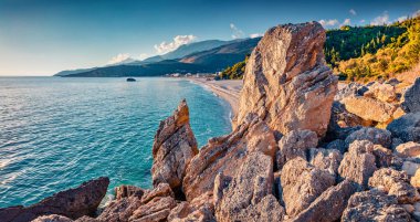 Himare 'deki Livadhi plajının sabah manzarası. Arnavutluk, Avrupa 'nın muhteşem bahar sahnesi. Adriyatik Denizi 'nin heyecan verici deniz manzarası. Doğa konseptinin güzelliği.