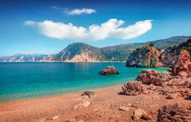 Güzel deniz manzarası. Agia Eleni plajının Synny yaz manzarası. Akdeniz 'in renkli sabah deniz manzarası. Kefalonia Adası, Yunanistan ve Avrupa 'nın açık hava manzarası.