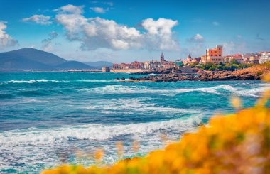 Alghero şehrinin ilkbahar manzarası çok etkileyici. Sardunya Adası, İtalya, Avrupa 'nın güzel sabah manzarası. Dramatik Akdeniz manzarası. Seyahat konsepti arka planı.