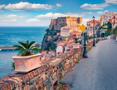 Avrupa 'nın antik şehirlerine zarar vermek. Ruffo kalesinin arka planda olduğu Scilla kasabasının resmi sabah manzarası, idari olarak Metropolitan Şehri Reggio Calabria 'nın bir parçası, İtalya, Avrupa.