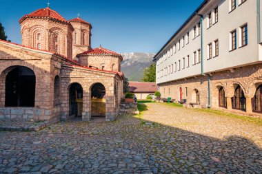 St. Naum Manastırı 'nın harika bahar manzarası. Kuzey Makedonya, Avrupa 'nın görkemli sabah manzarası. Seyahat konsepti arka planı.