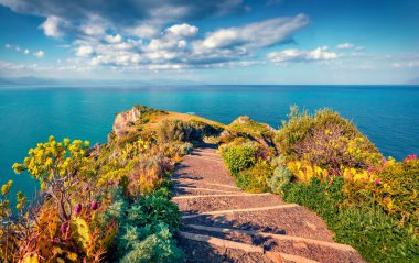 Güzel deniz manzarası. Milazzo Pelerini 'nin güneşli yaz manzarası. Parlak sabah manzarası Piscina di Venere, Sicilya, İtalya, Avrupa. Akdeniz 'in resimli deniz manzarası.